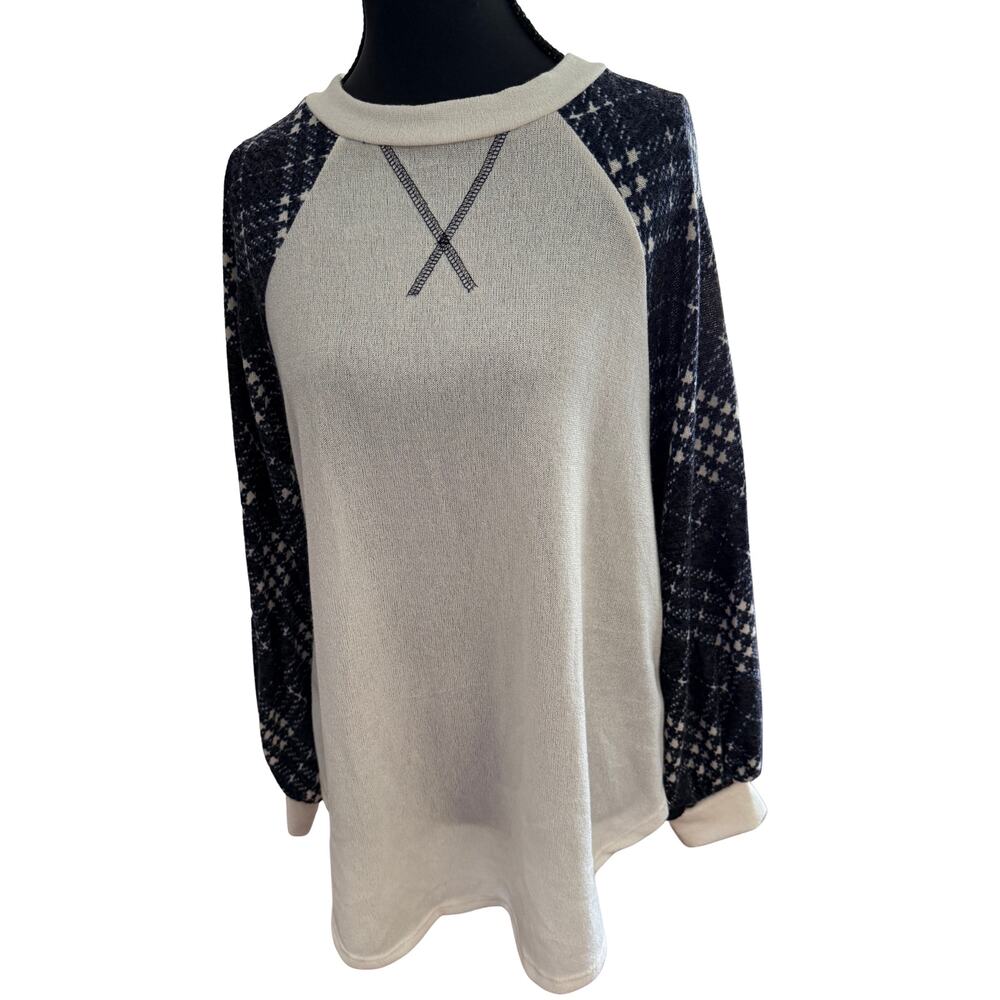 New P & Rose White Sweater with Argyle Plaid Sleeves Soft and Stylish Size Sm